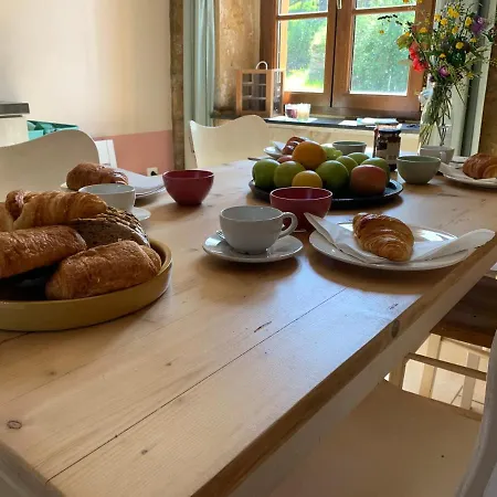 - Les Volets Roses De Torgny Vakantiehuis *