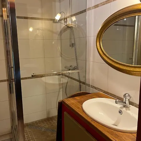 - Les Volets Roses De Torgny Vakantiehuis *